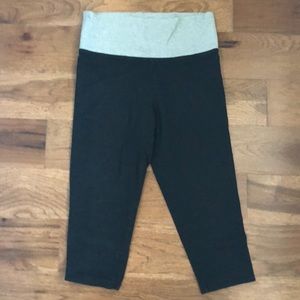 Black crop leggings with gray band!